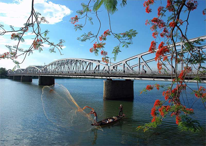 El puente Trang Tien cruza el río Perfume