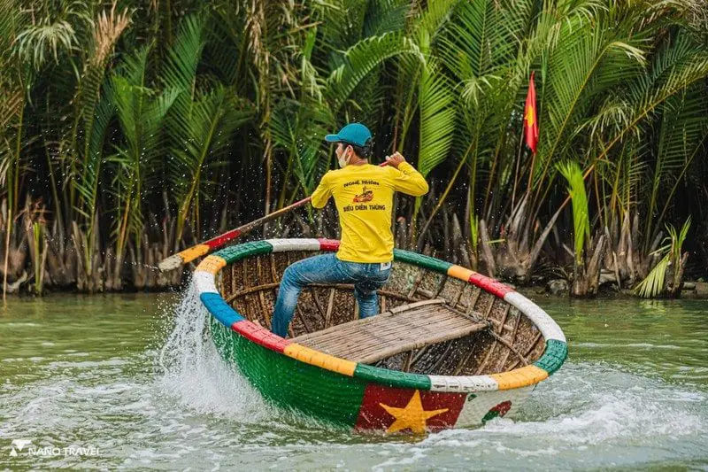 Impressive dance shows in a boat