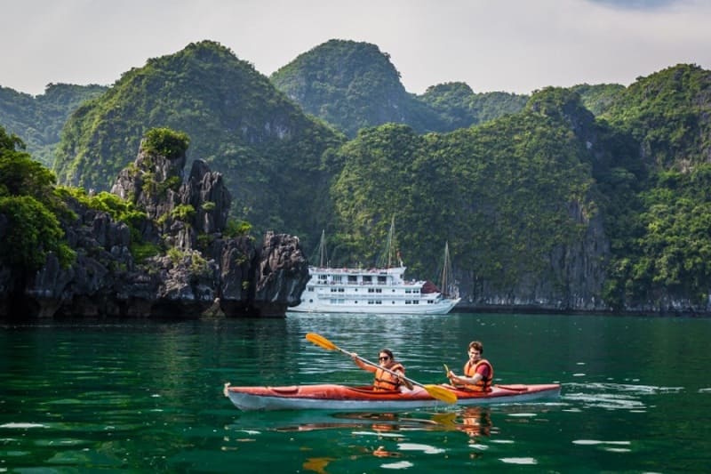 kayak in halong bay