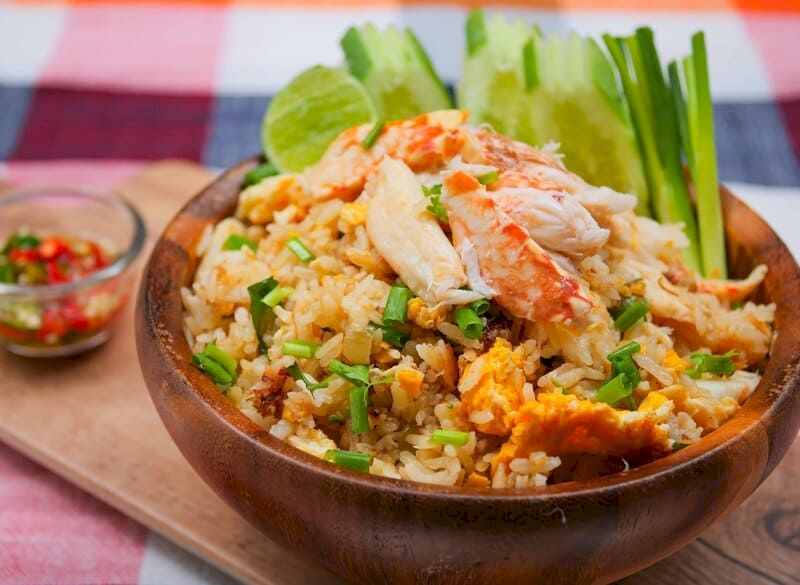 Khao Phat es un arroz frito tailandés con pollo. Fuente: internet