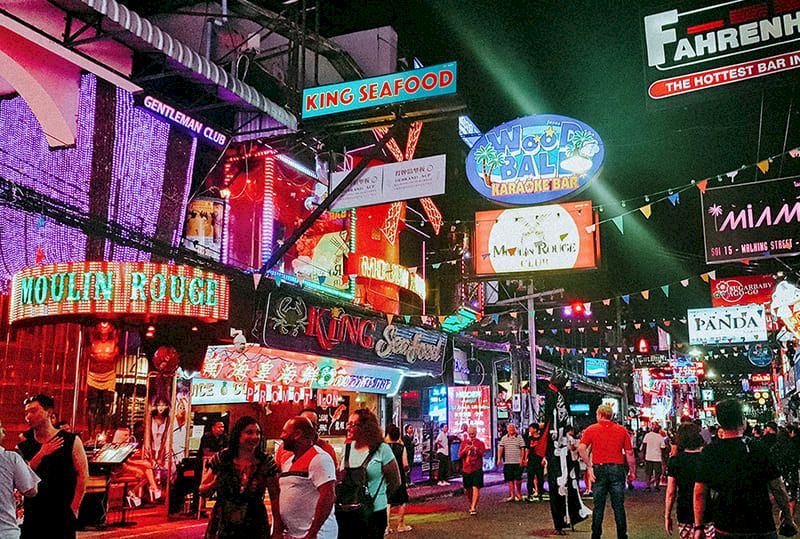 La calle peatonal de noche en Pattaya 