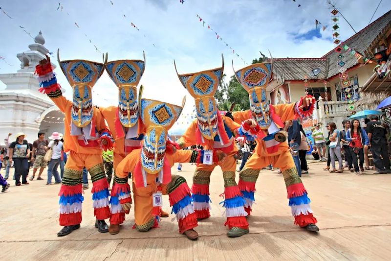 La gente se viste máscara y traje colorido en Phi Ta Khon. Foto: internet