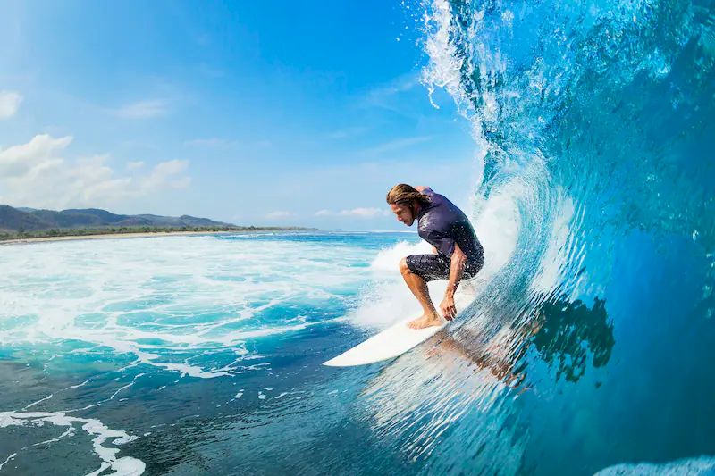 Los surfistas puedan coger algunas olas en Phuket en septiembre.