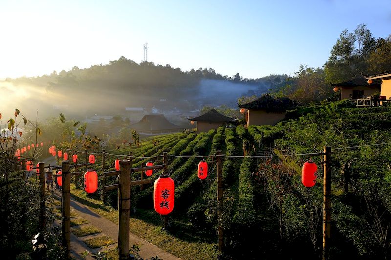 Mae Hong Son se conoce por las casas con estilo antiguo en medio de la naturaleza salvaje