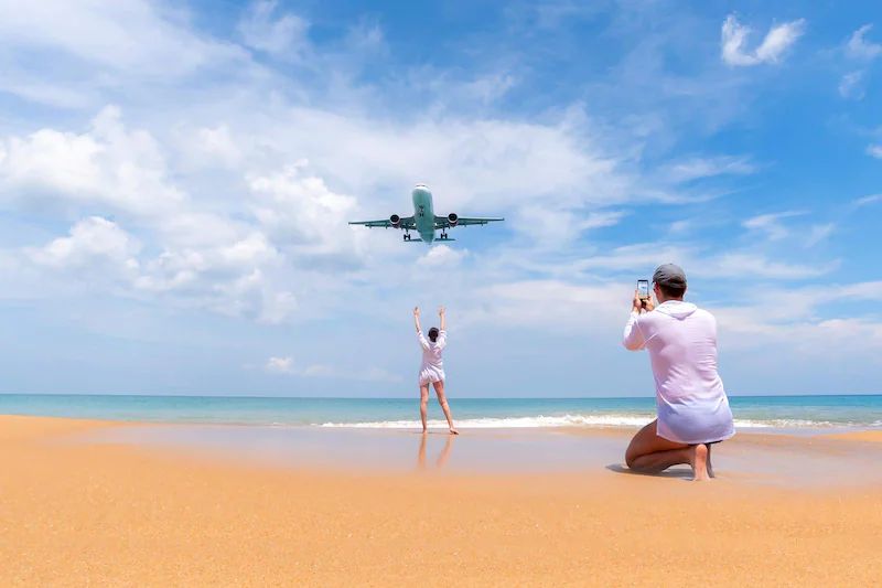 Mai Khao Beach es famoso por ofrecer la vista a aviones pasando. Foto: internet