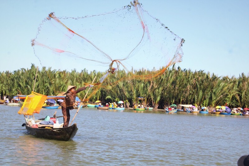 Net fishing in Hoi An