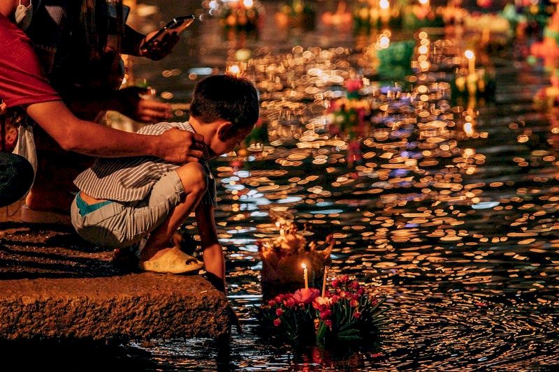 Niños disfrutando de las festividades nocturnas de Loy Krathong.