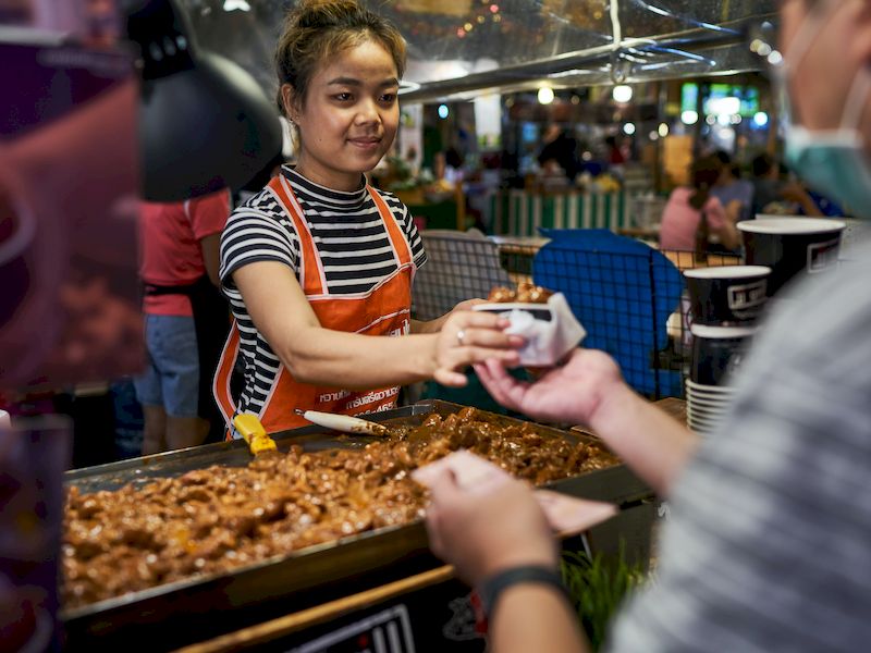 No puede perderte la oportunidad de probar las comidas callejeras en Bangkok