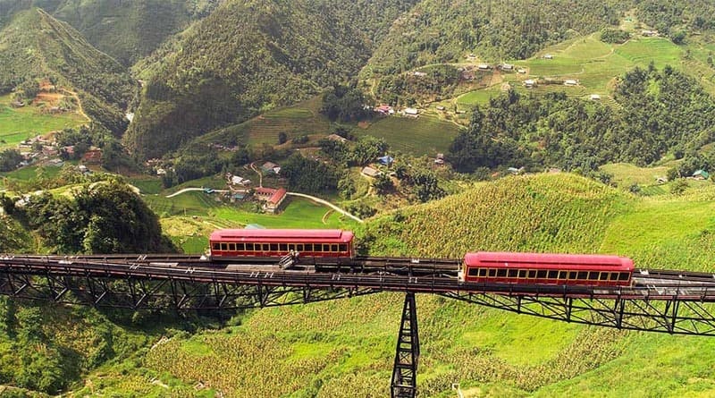 One of the best choices to contemplate the magnificent landscapes is to go to Sapa by train