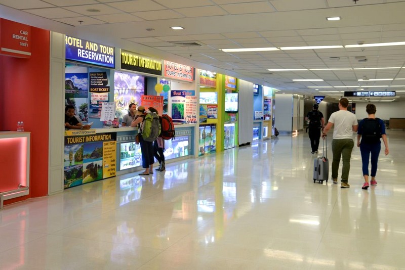 El mostrador de información turística en el aeropuerto de Phuket