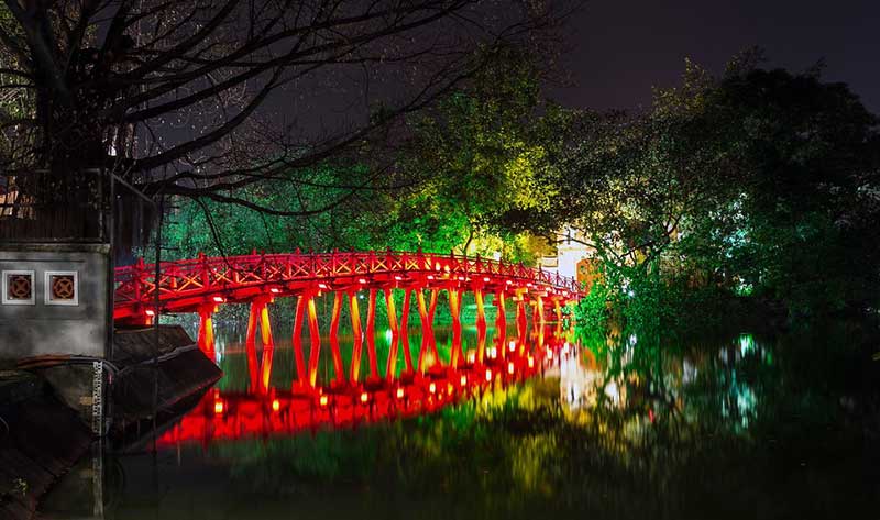 puente The Huc en la noche