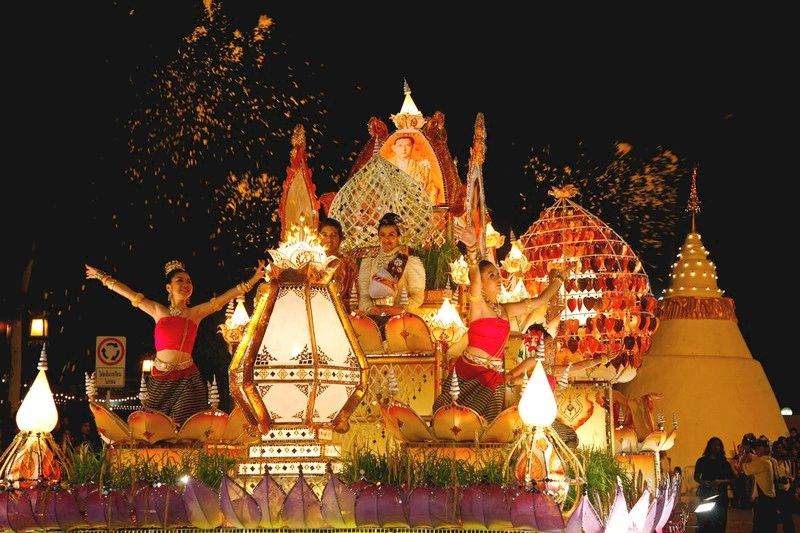 tradición en loy krathong en chiang mai