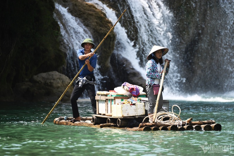 Rafting in Ban Gioc Falls