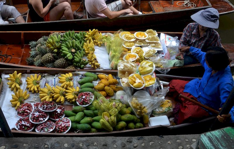 Se venden muchos tipos de fruta tailandesa en el mercado flotante 