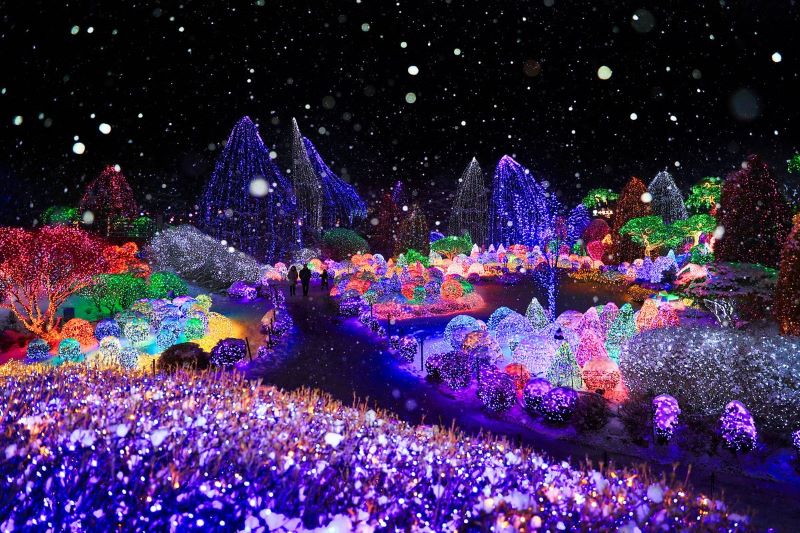  In the evening, thousands of bulbs light up, creating a scene of extreme magic