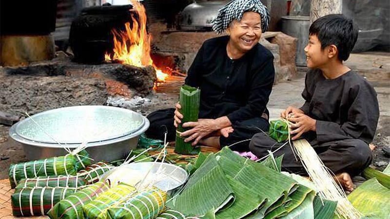 The process of making bánh tét 