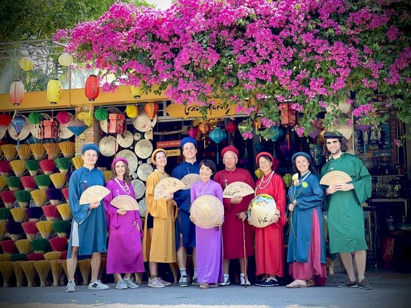 Nuestros viajeros en el traje tradicional vietnamita en Hue.
