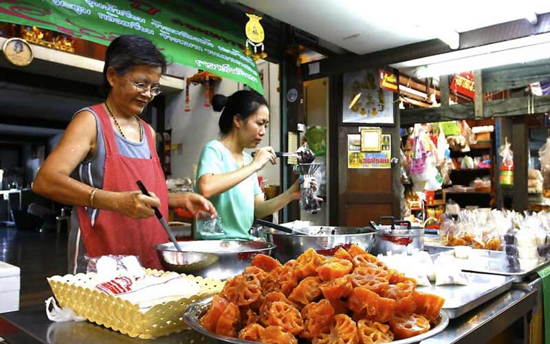 Wat Don Wai Floating Market