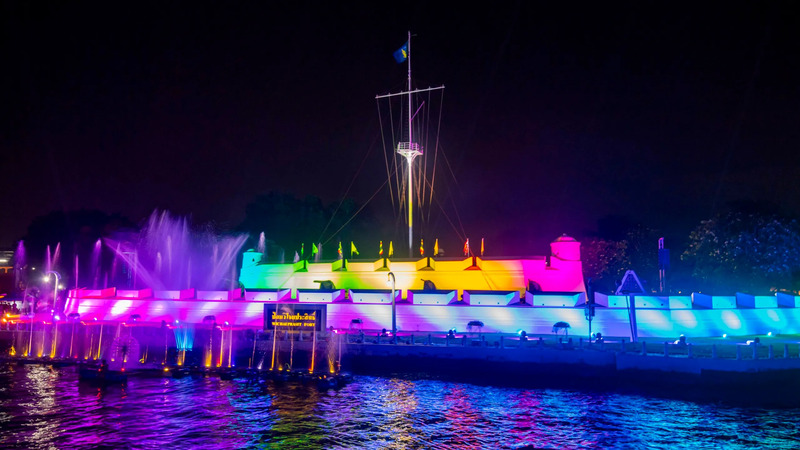 Deleite tus ojos con la fiesta de luces en el Fuerte Wichai Prasit