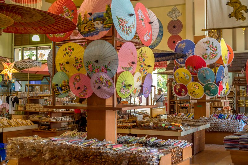 Explorando el centro de artesanía Bo Sang en Chiang Mai.