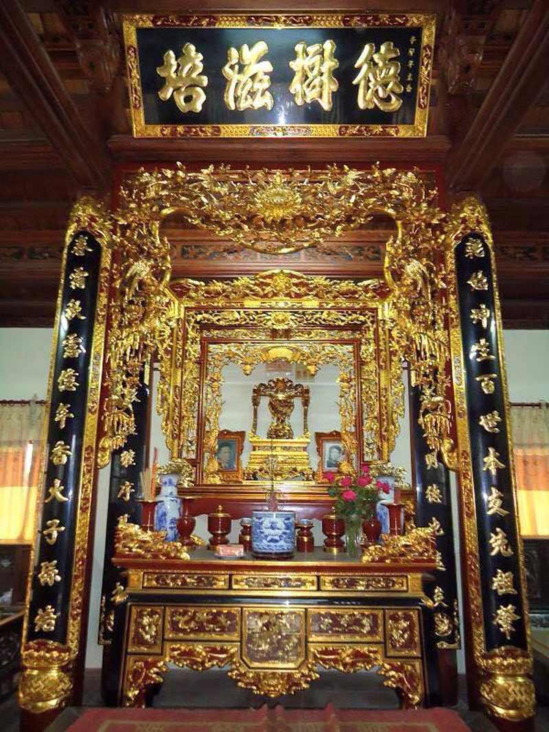  hoành phi câu đối (horizontal lacquered boards) is typically placed above the ancestral altar