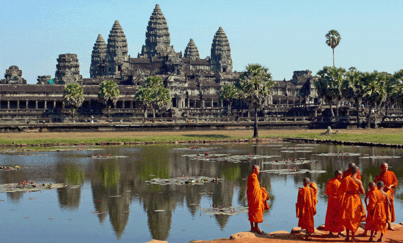 Monks visit Angkor Wat