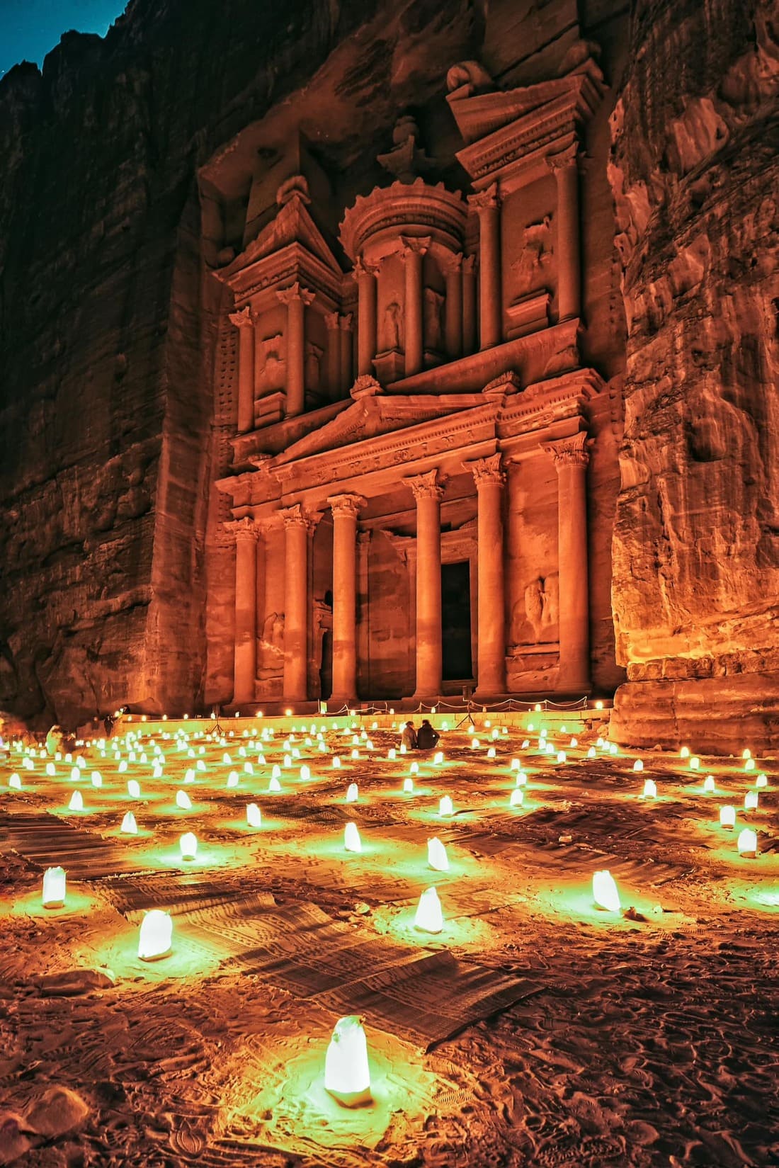 Petra is overwhelming from the first step: how can we imagine that men, more than two thousand years ago, were able to sculpt temples, tombs and monumental staircases in the rock, in the heart of an arid canyon, with such precision?