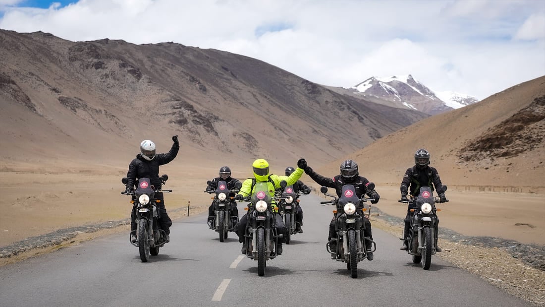 Ladakh, in northern India, is an ideal paradise for lovers of adventure and motorcycle road trips, between dizzying steps and lunar landscapes