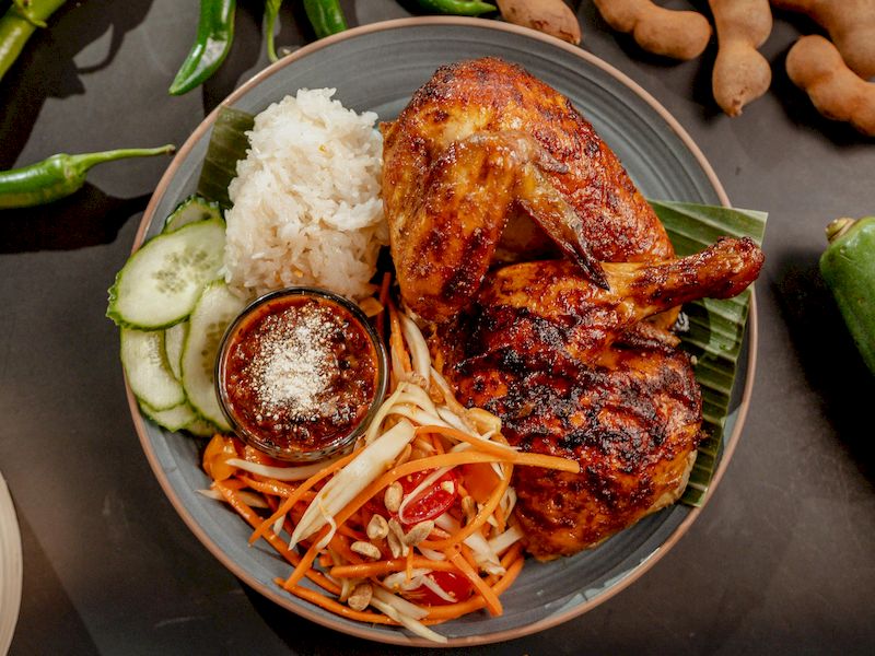 Gai Yang con pollo asado a la barbacoa. Fuente: internet