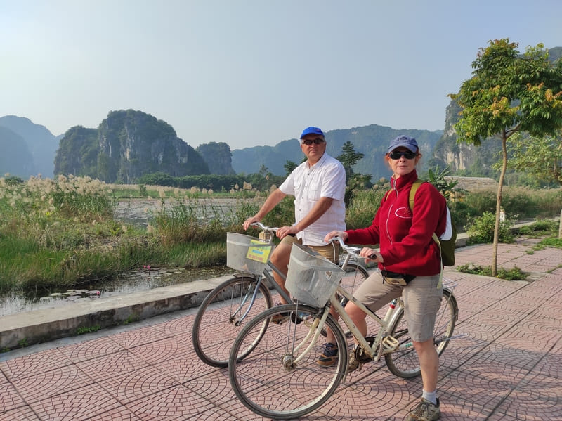 Exploración de la majestuosa belleza natural de Ninh Binh en bicicleta - nuestros queridos viajeros