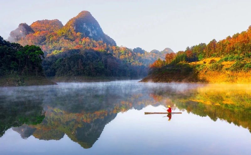 Lost in a fairyland through rafting at Ban Viet Lake, Cao Bang