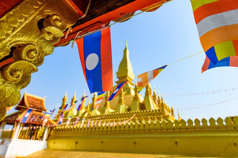 bandera de laos en templo