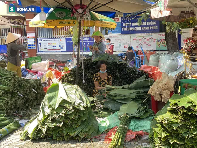 Dong and banana leaves for wrapping Banh Chung