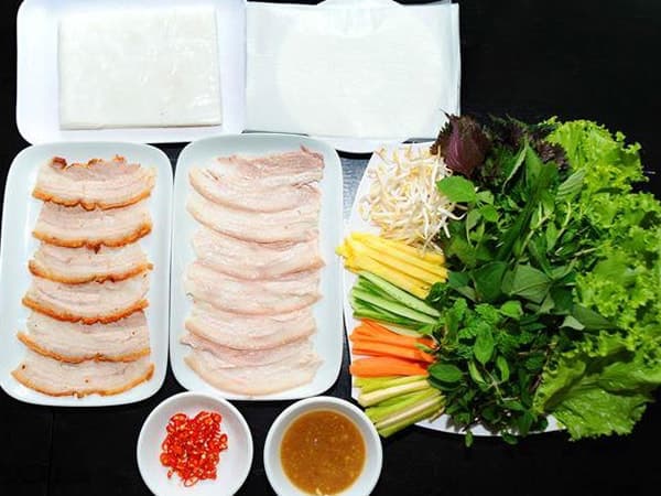 Bánh tráng cuốn thịt heo, one of the  culinary specialties of Danang