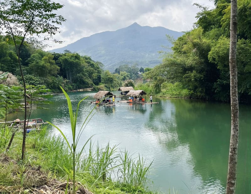 pu luong en barco de bambu