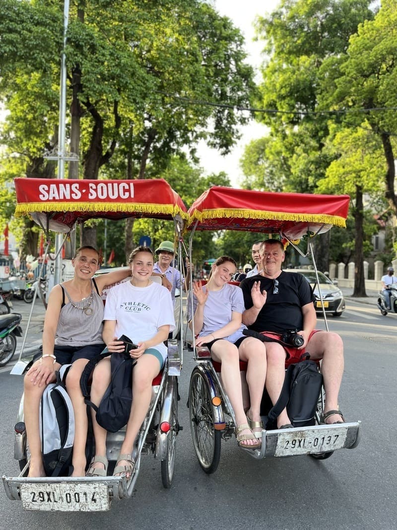 barrio antiguo hanoi pasear en taxi triciclo