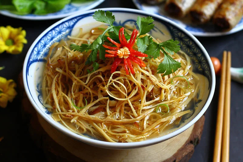 Bamboo and squid soup (canh măng xào mực)