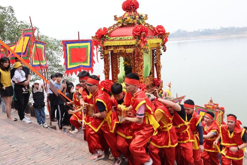 The Bat Trang village festival usually takes place during the second lunar month