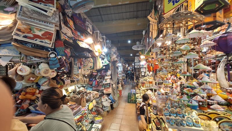 Ben Thanh Market is an ideal destination for those looking for gifts, souvenirs...