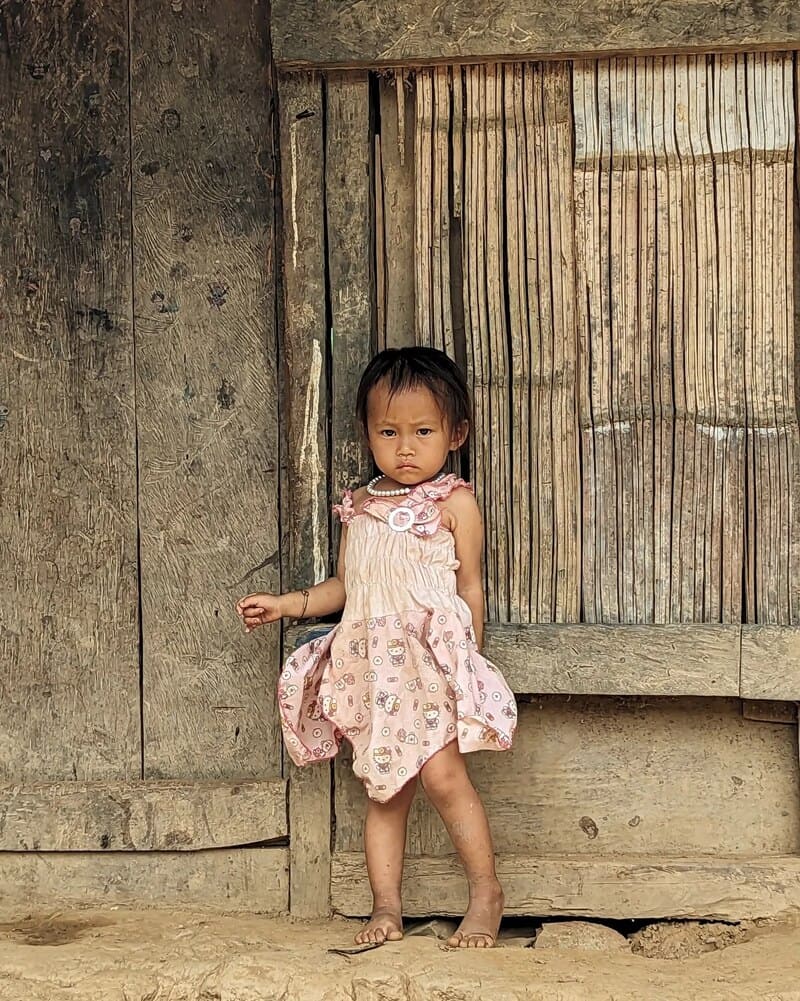 bokeo laos niña en pueblo tradicional