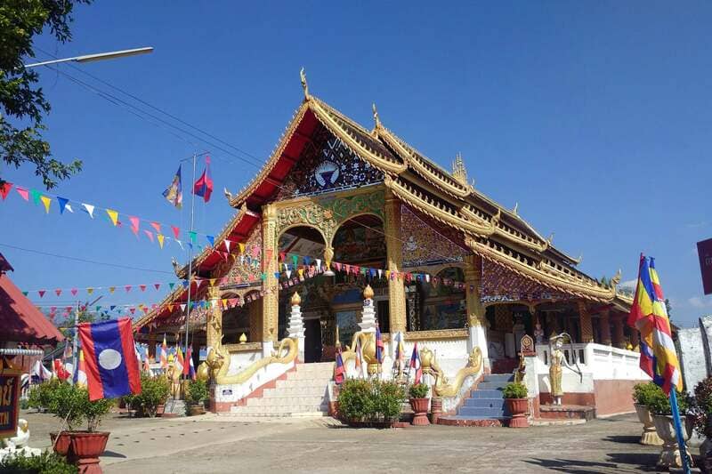 bokeo laos templo wat chomkhao manirath