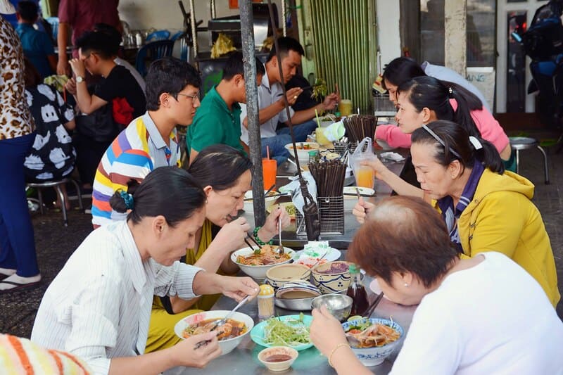 gente vietnamita come bun rieu