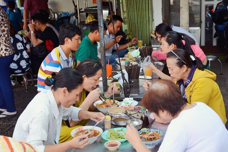 bun rieu with friends