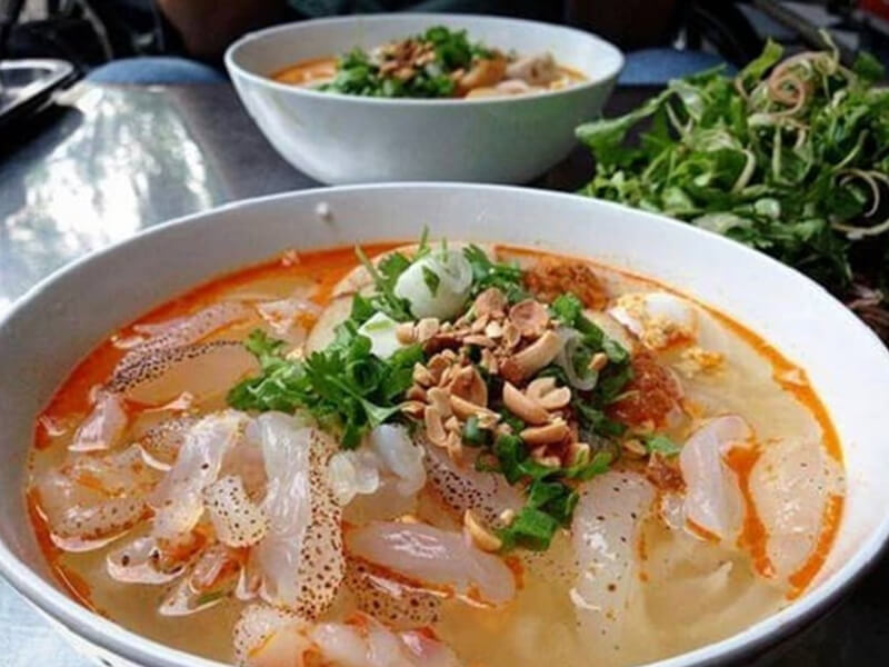 Bun sua (Rice noodles with jellyfish)
