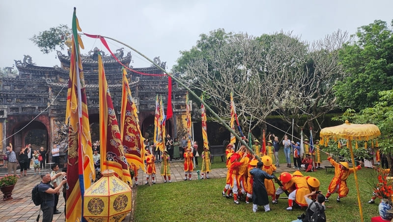 Cây Nêu (New Year's tree) 