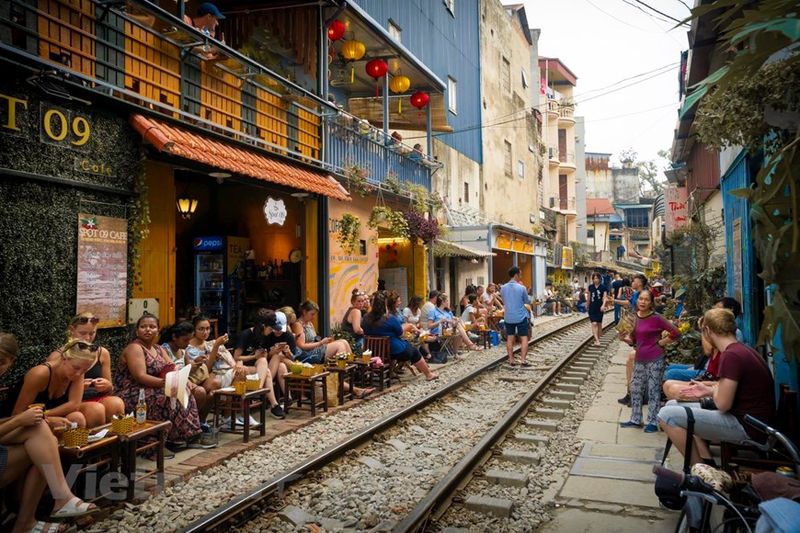 cafeteria en calle del tren de hanoi