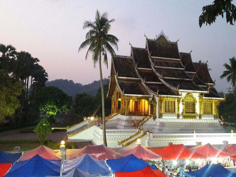 calle de mercado nocturno en luang prabang