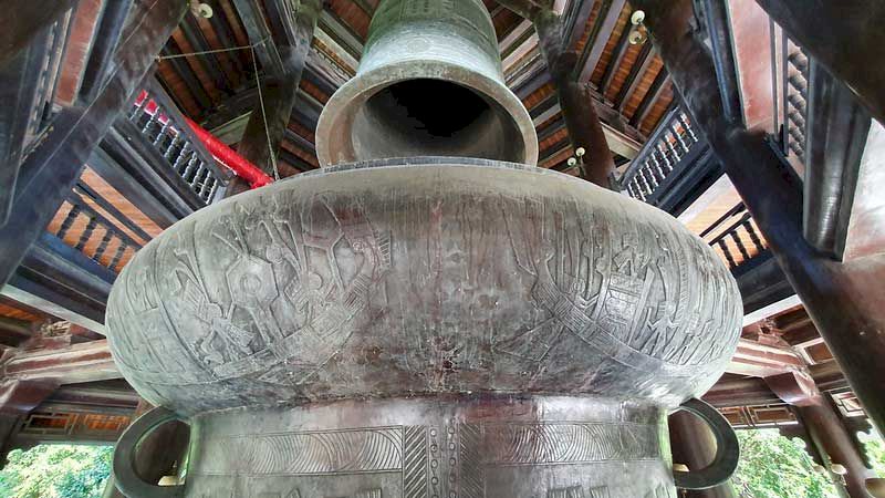 El campanario de bronce más grande en pagoda bai dinh