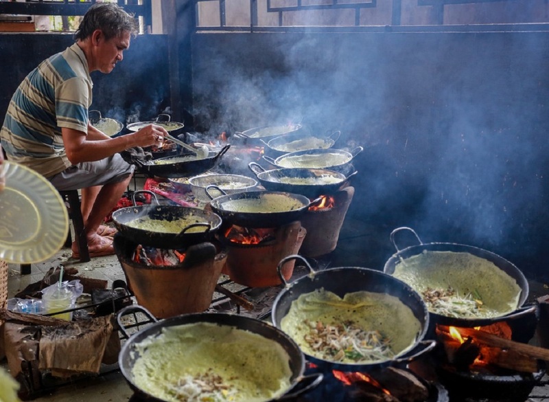 Southern Banh xeo is larger and fried in the big pans