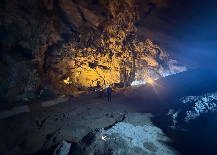 Inside Ngườm Ngao Cave